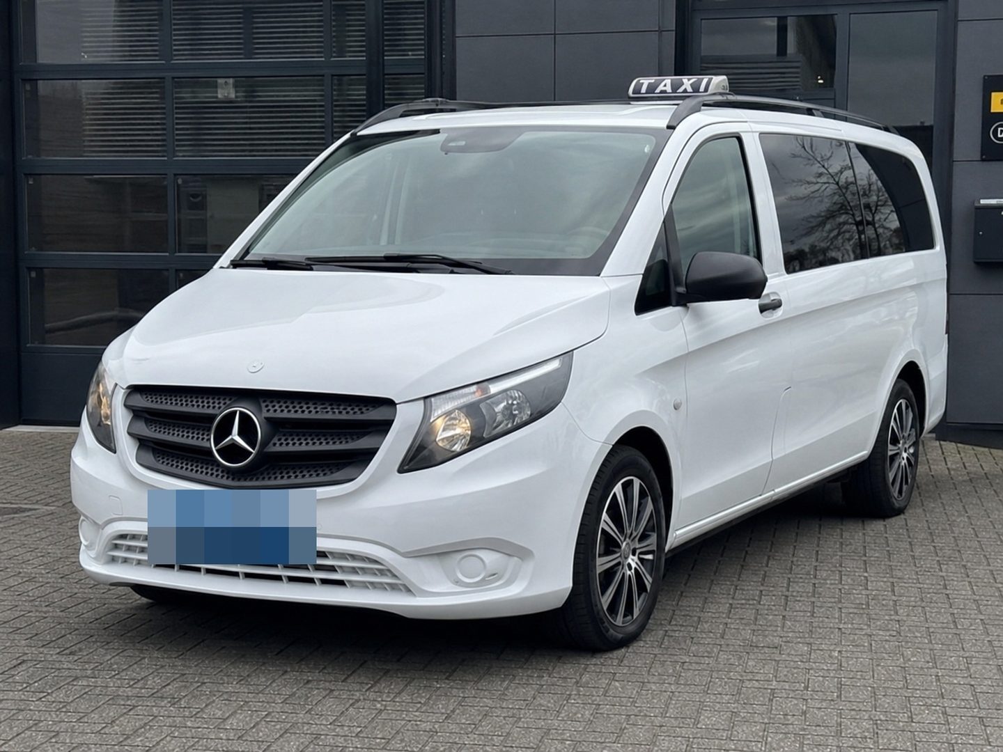 Witte Mercedes Vito, de taxibus van Taxi Bouwman voor groepen tot 8 personen